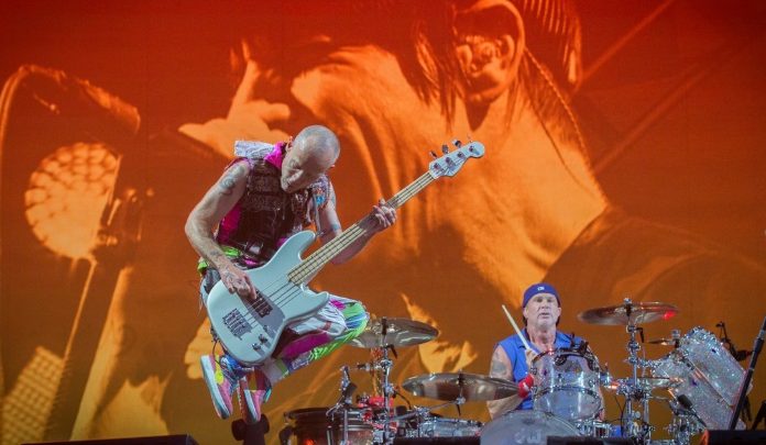 Red Hot Chili Peppers faz show histórico nas pirâmides do Egito