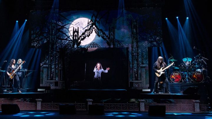 Assista ao Dio, em holograma, cantando “Rainbow in The Dark”