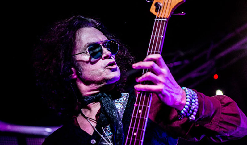 Glenn Hughes retorna ao Brasil tocando Burn na íntegra