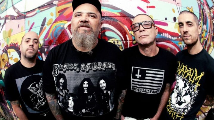 RATOS DE PORÃO: João Gordo é internado em UTI com pneumonia e banda cancela shows