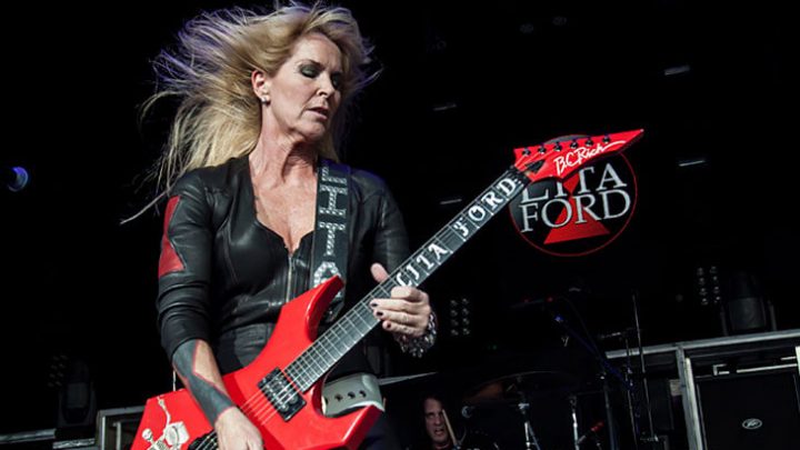 Lita Ford: Assista vídeos da apresentação em Quakertown, Pensilvânia