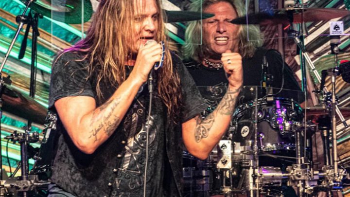 SKID ROW: Sebastian Bach e Rob Affuso juntos no palco em Nova York
