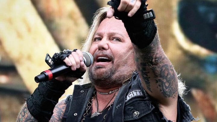 MÖTLEY CRÜE: Assista vídeos da apresentação de Vince Neil, em Nova York