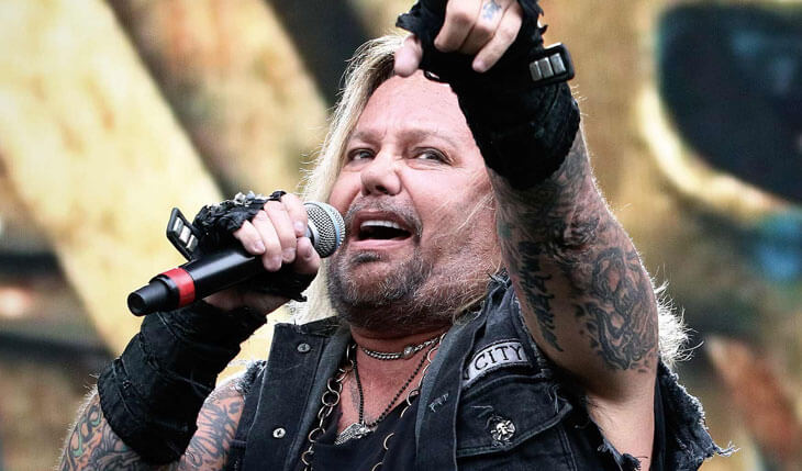 MÖTLEY CRÜE: Assista vídeos da apresentação de Vince Neil, em Nova York