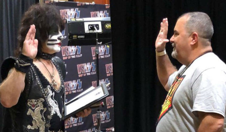 KISS: Eric Singer se torna policial