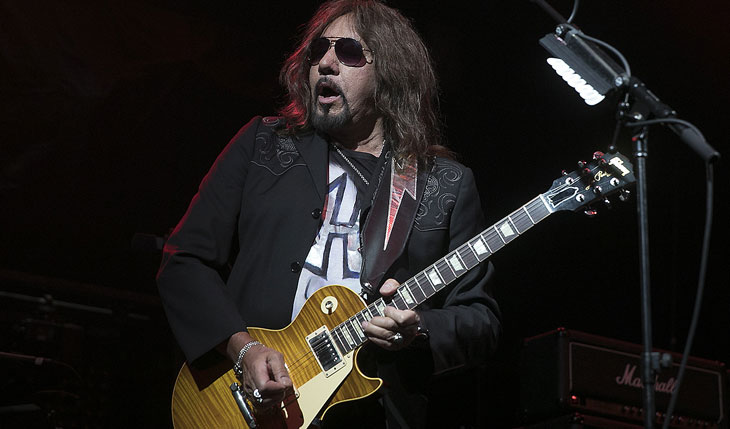 ACE FREHLEY toca concerto grátis em concessionária de carros em Nova Jersey (vídeo)