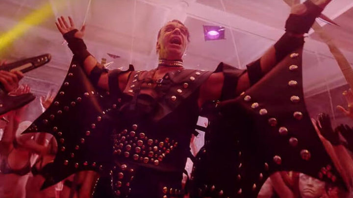 RAMMSTEIN: Vocalista Till Lindemann lança o vídeo, “PLATZ EINS”
