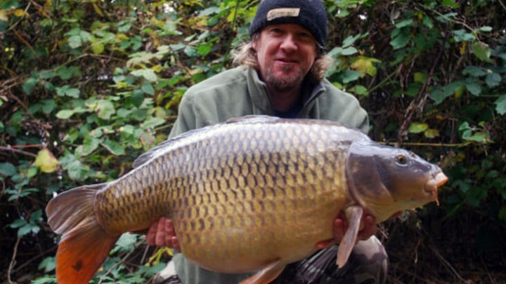 Iron Maiden: Livro com histórias de pescador de Adrian Smith será lançado em setembro