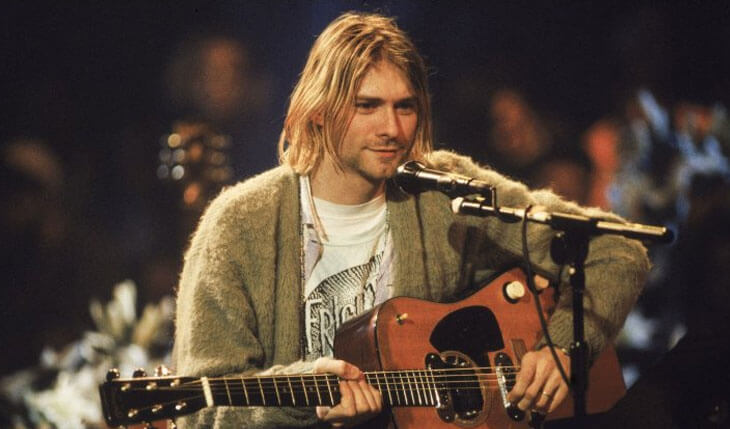 NIRVANA: Violão que KURT COBAIN tocou no ‘MTV Unplugged’ deve chegar a US$ 1 milhão em leilão