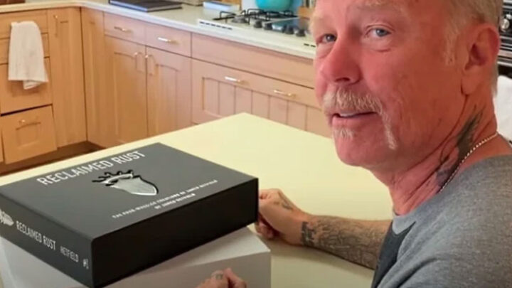 METALLICA: James Hetfield mostra o seu livro de carros ‘Reclaimed Rust’ (vídeo)