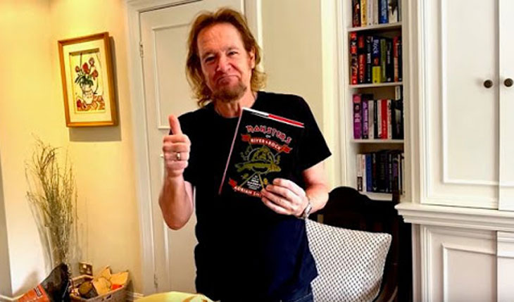 IRON MAIDEN: ADRIAN SMITH abre a primeira cópia  de seu livro, ‘Monsters of River & Rock’ (vídeo)