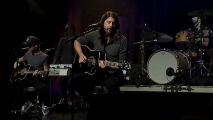 Foo Fighters: Confira apresentação acústica no Troubadour
