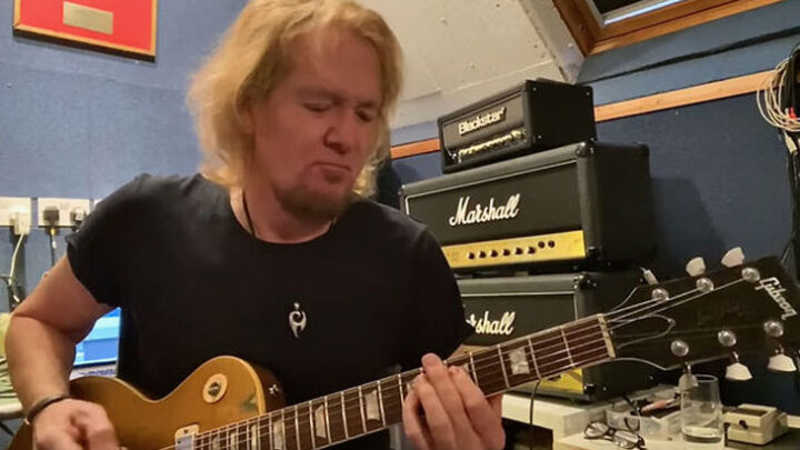 Iron Maiden: Assista Adrian Smith tocando “Gangland”