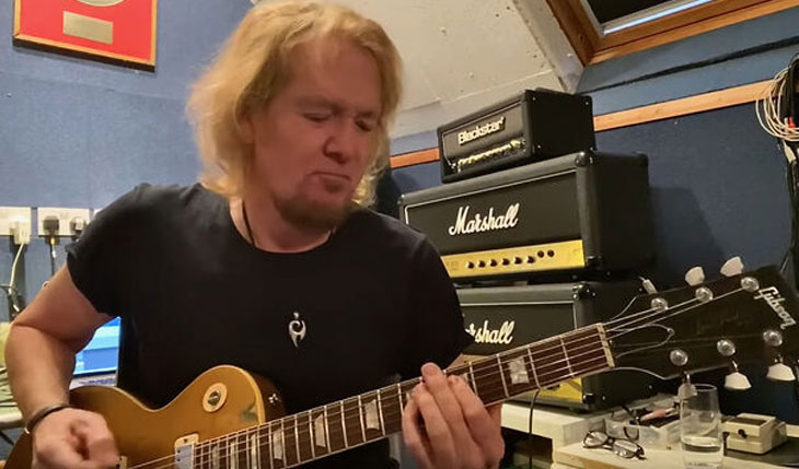 Iron Maiden: Assista Adrian Smith tocando “Gangland”