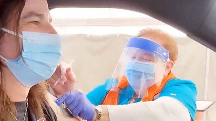 Skid Row: Rachel Bolan recebe primeira dose da vacina COVID-19