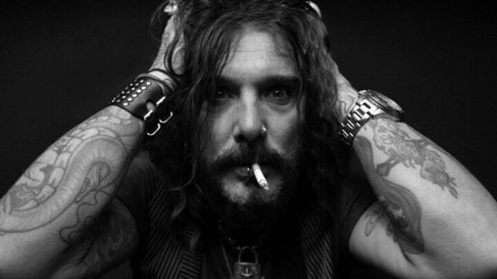 JOHN CORABI: Vocalista lança novo videoclipe “COSI BELLA (SO BEAUTIFUL)”