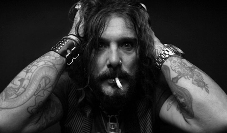 JOHN CORABI: Vocalista lança novo videoclipe “COSI BELLA (SO BEAUTIFUL)”