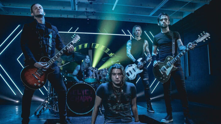 VELVET CHAINS retorna com single e videoclipe “I Am The Ocean”!