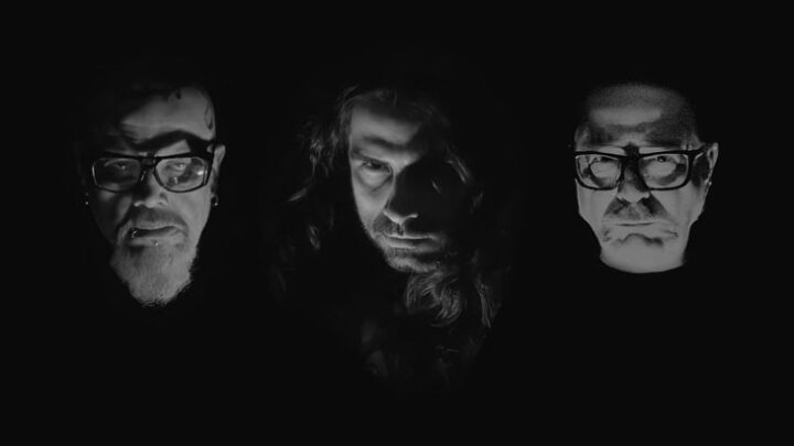 Em novo lyric video, “False”, Babylons P e João Gordo contam com a participação de Jão (R.D.P.)